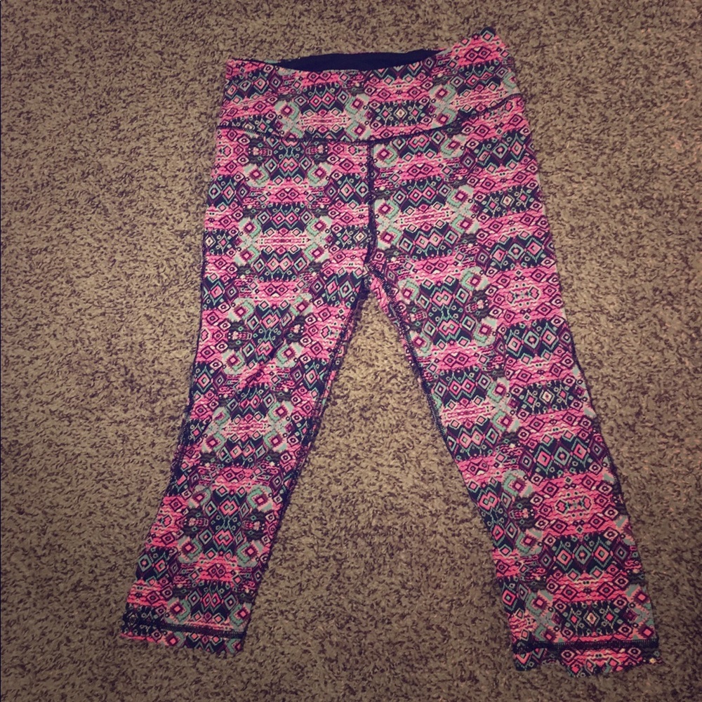Victoria Sport crop leggings. Small